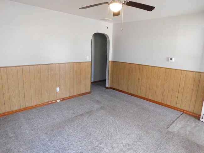 Building Photo - 1 Bed 1 Bath Duplex w/ Washer Dryer Hookups