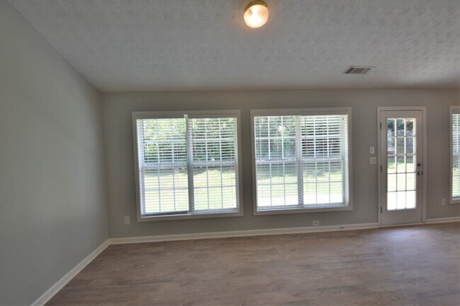 Foto del edificio - 425 Ballyshannon Dr