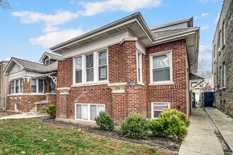Building Photo - 4833 N Ridgeway Ave