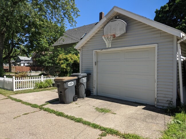 Single car garage + outdoor parking spot (1), 2 is optional - 814 Jones St