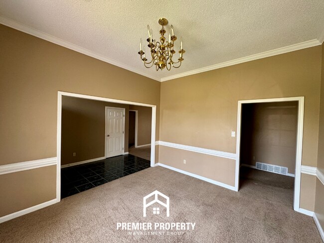 Foto del edificio - Spacious 3BR/2BA Near Southwind | 1,958 Sq Ft, Brick Fireplace, 2-Car Garage & Quiet Cove