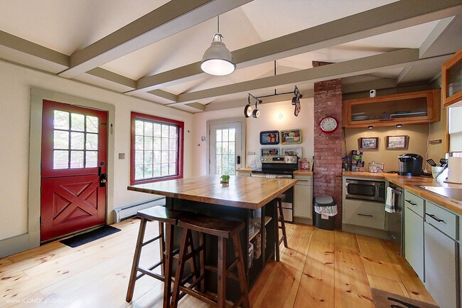 Building Photo - 300 Broadway