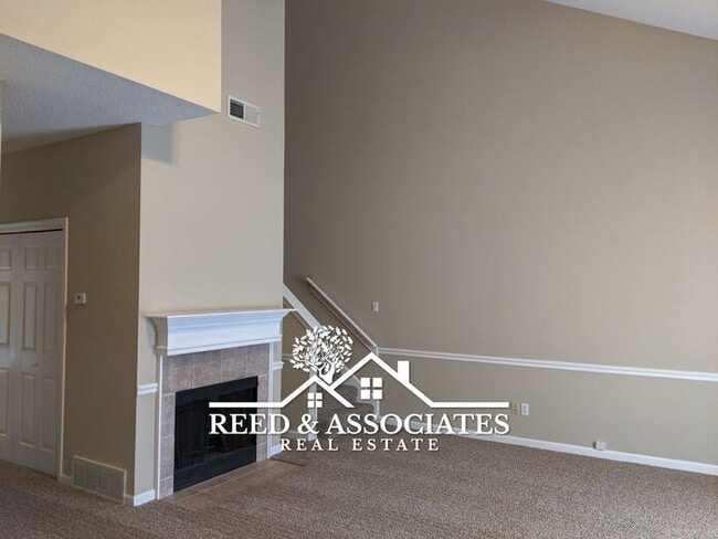 Building Photo - Spacious Townhome Located in Quiet Cove!