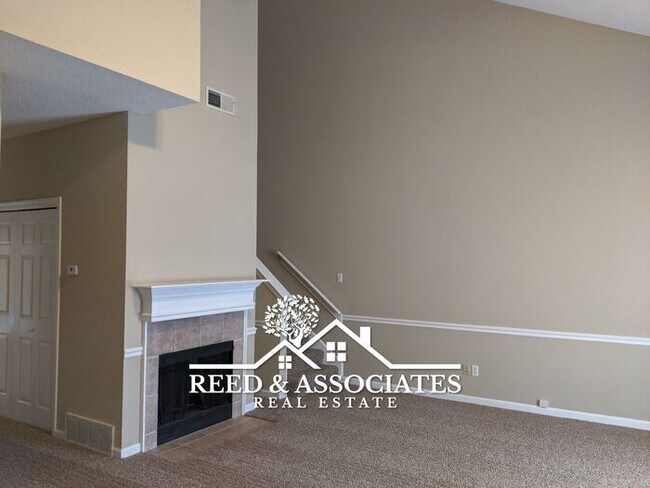 Foto del edificio - Spacious Townhome Located in Quiet Cove!