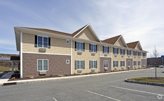 Building Exterior - Boulder Hills at Wantage