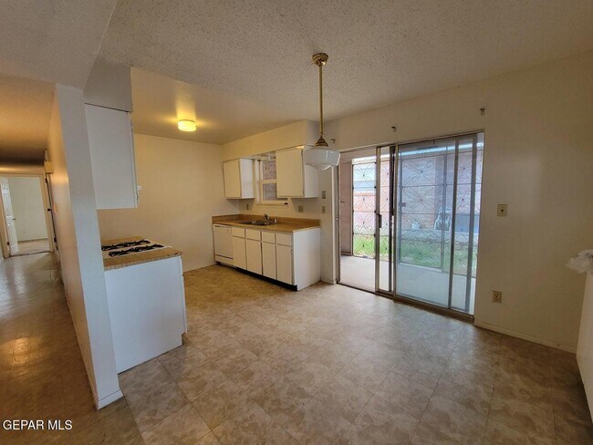Building Photo - 2901 Beachcomber Dr