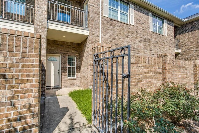 Building Photo - 2865 Westhollow Dr
