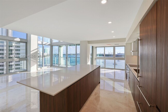 Foto del edificio - 1500 Bay Dr E