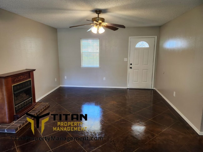 Building Photo - 3b/2b house