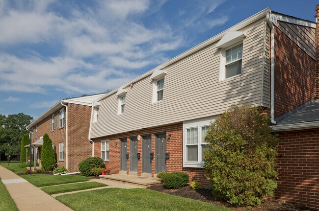 Foto del edificio - 2nd Floor: Discover private, elevated views and quiet surroundings in this sunny 1-bedroom apartm...