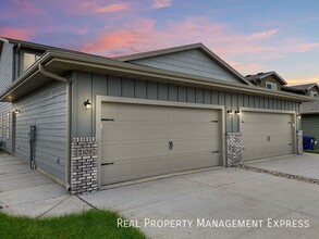 Building Photo - 3 Bed 2.5 Bath Townhome w/ Two-Stall Garage in Western SF