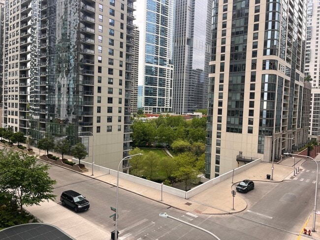 Foto del edificio - 450 E Waterside Dr