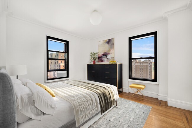 Building Photo - 221 W 82 St