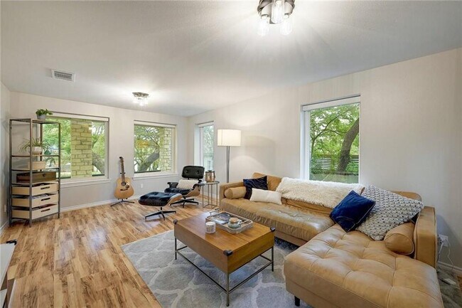 Foto del edificio - 9405 Caracas Dr