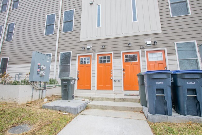 Foto del edificio - Newly Built 3 BR/3 BA Townhome in Hillcrest!