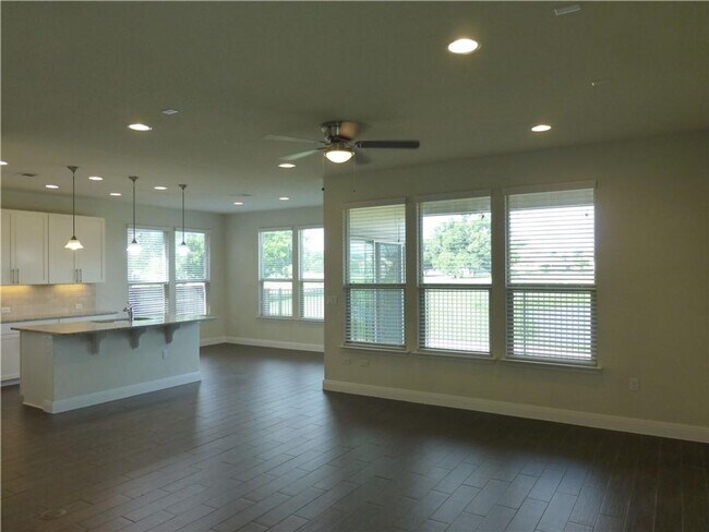 Foto del edificio - Luxury Home With Balcony Views of Water