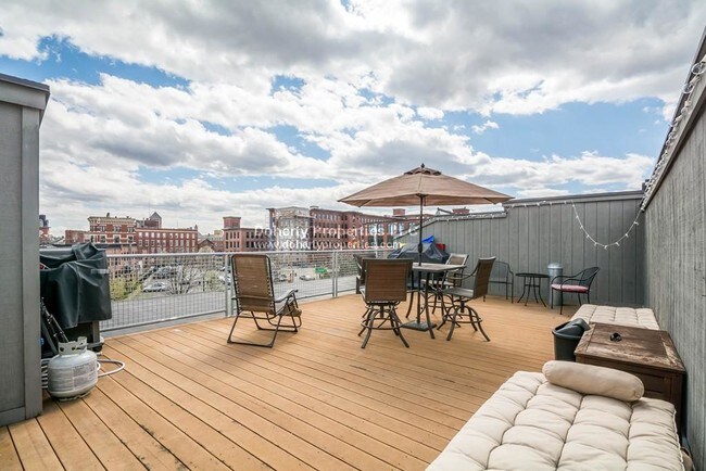 Building Photo - Roof Deck Loft