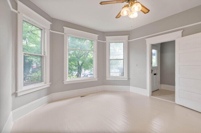 Foto del edificio - Spacious, light-filled 3-bdrm/2-bath vinta...