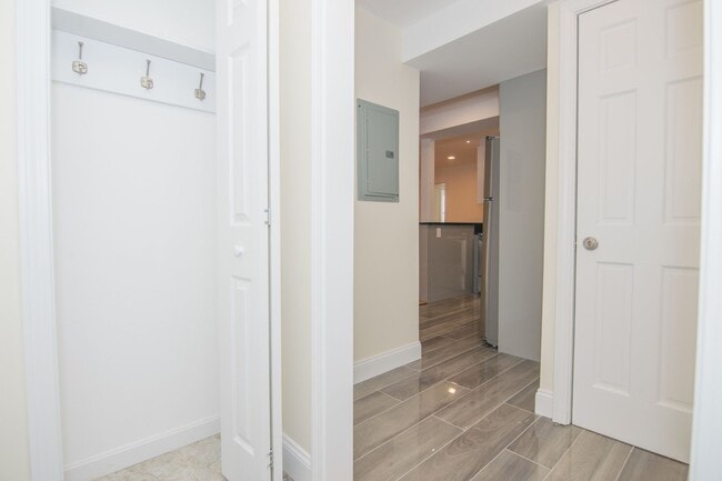 Building Photo - Nicely renovated 3 bed unit in Brookline