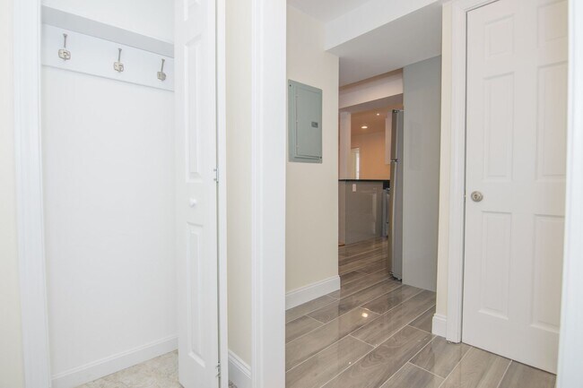 Foto del edificio - Nicely renovated 3 bed unit in Brookline