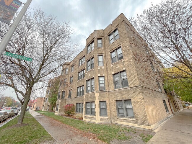 Primary Photo - 3610 N Claremont Ave