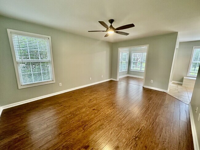 Foto del edificio - Bright and Airy Three Bedroom Home in Lake...