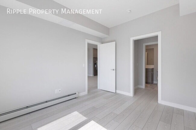 Building Photo - Modern 2 Beds, 1 Baths Apartment/Condo | N...