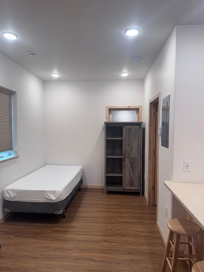 Building Photo - Lepus Ave -2028 -KR