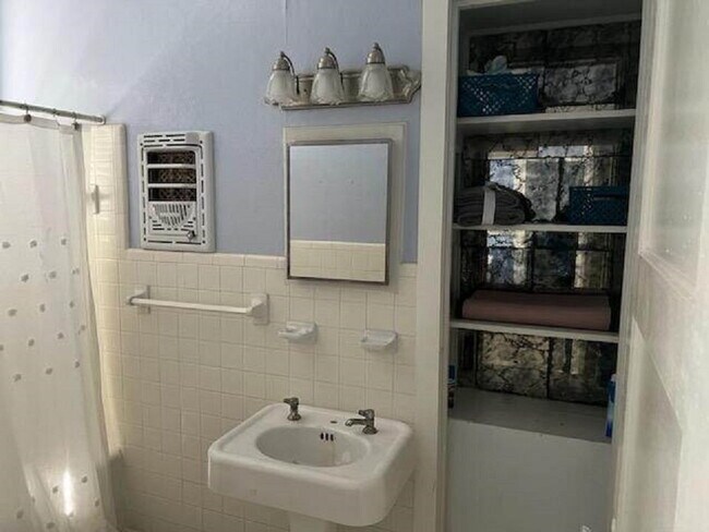Building Photo - Studio for rent with Pool!