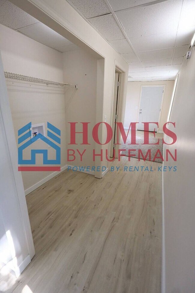 Foto del edificio - Two Bedroom House | Updated w/ Appliances