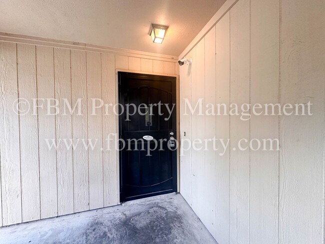 Building Photo - 701-703 Hillcrest Ct