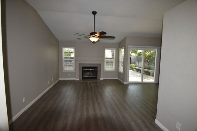 Building Photo - 301 Willowwood Ct