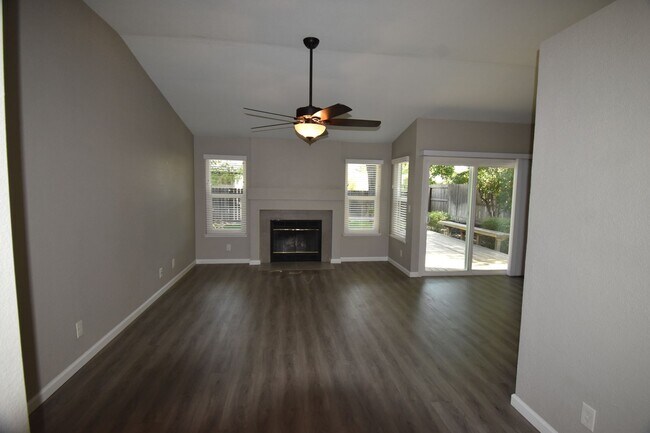 Foto del edificio - 301 Willowwood Ct