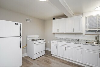 Building Photo - 2146 Wyndhurst Rd