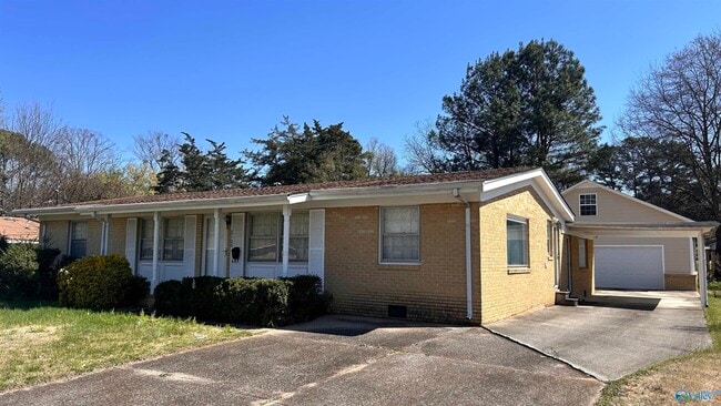 Building Photo - 2106 Giles Dr NE