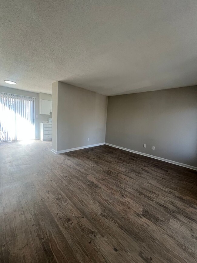 Building Photo - 1bed/1bath condo, 1st floor 758 sqft for o...