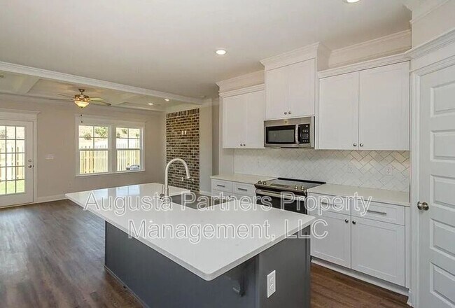 Building Photo - 335 Sumac Trail
