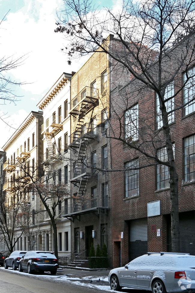 Building Photo - 221 W 21st St