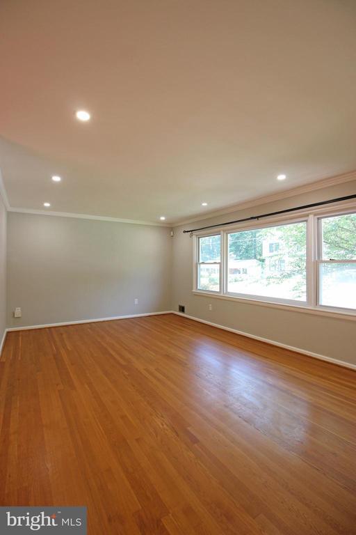 Building Photo - 102 Yeonas Dr SE