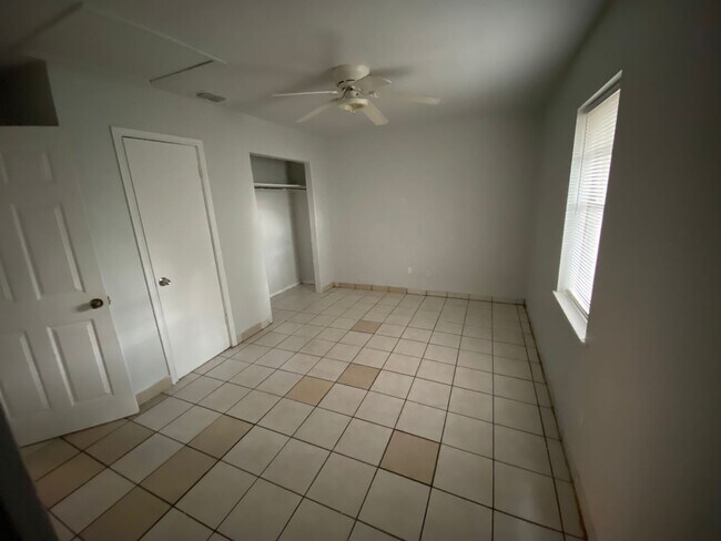 Building Photo - 910 Athol St