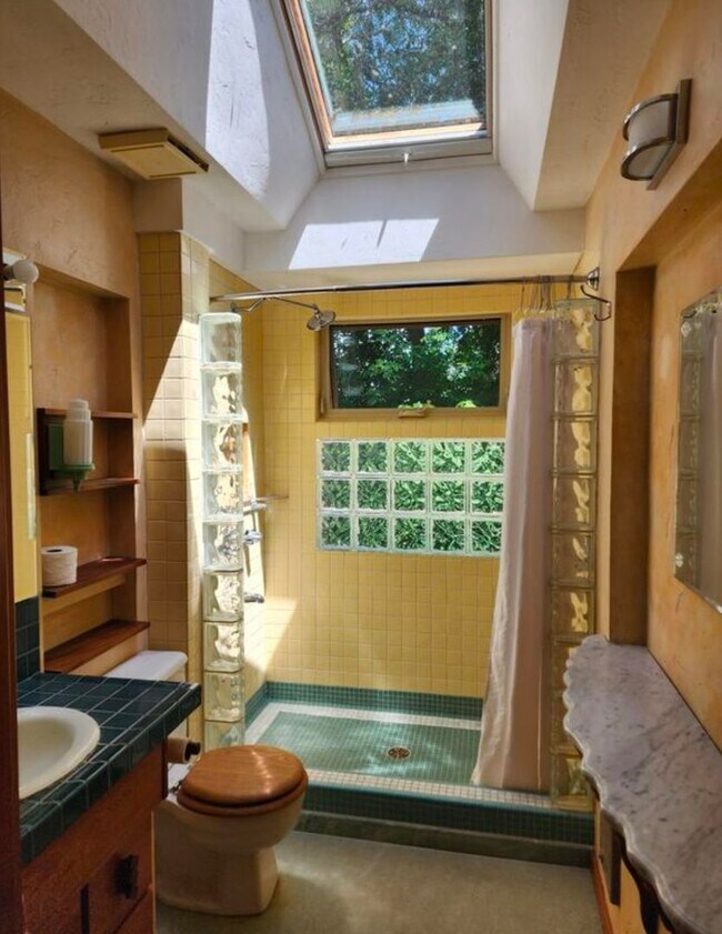 Foto del edificio - Renovated In-Town Home with Creek & Garage