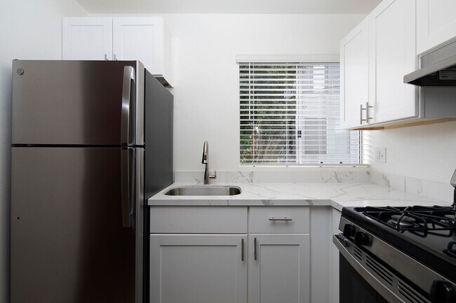 Foto del edificio - *OPEN HOUSE: 8/16 10:30-11:30AM* Gorgeous ...