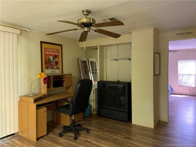 Foto del edificio - 7937 SE Continental Dr