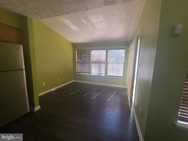 Building Photo - 18 Tamers Ct