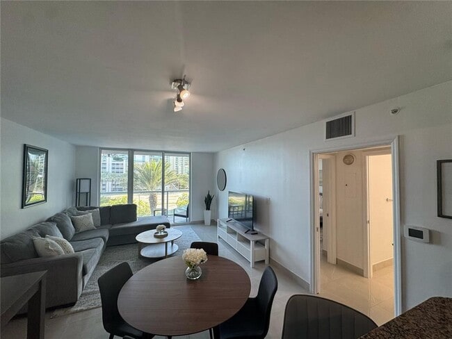 Building Photo - 1155 Brickell Bay Dr