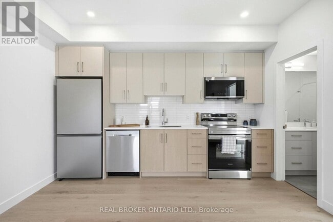 Building Photo - 184 Woodroffe Ave