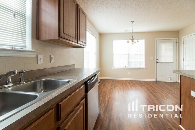 Foto del edificio - 395 Legend Oaks Dr