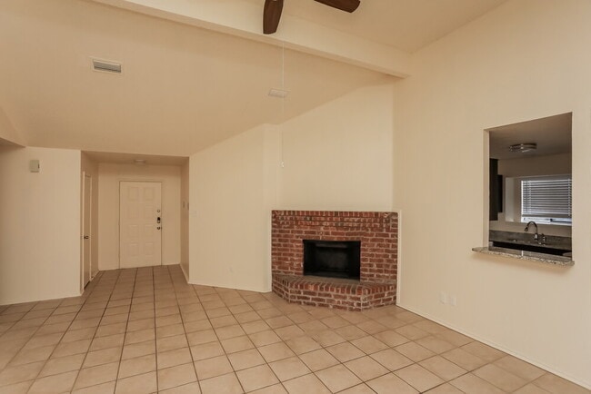 Building Photo - 916 Richards Dr