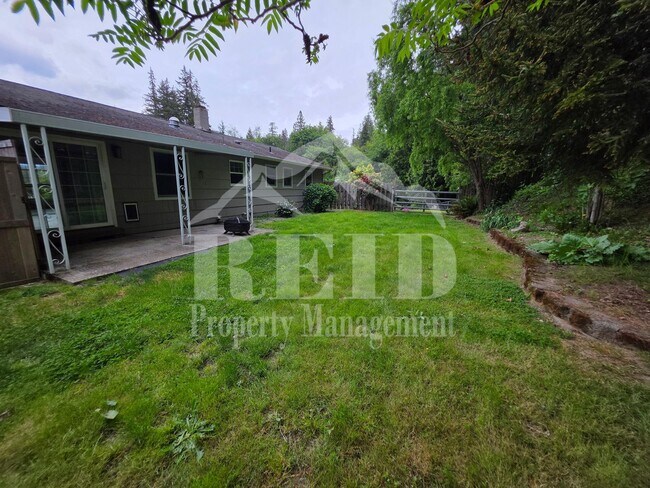 Foto del edificio - Central Kitsap Home with Large Fenced Yard Close to Shopping, Base, & Kitsap Lake