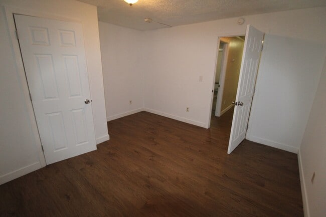 Building Photo - 623 E Sanson Ave